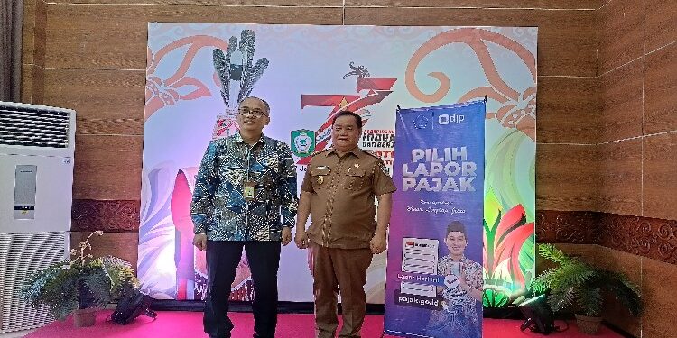 FOTO: Kepala KPP Pratama Heri Widiyanto saat bersama Bupati Kotim Halikinnor, Selasa 30 Januari 2024.