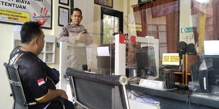 FOTO: AGUS/MATAKALTENG - Zainal Arifin saat melapor ke Spkt Polres Kotim tentang permasalahan dirinya. Selasa, 30 Januari 2024.