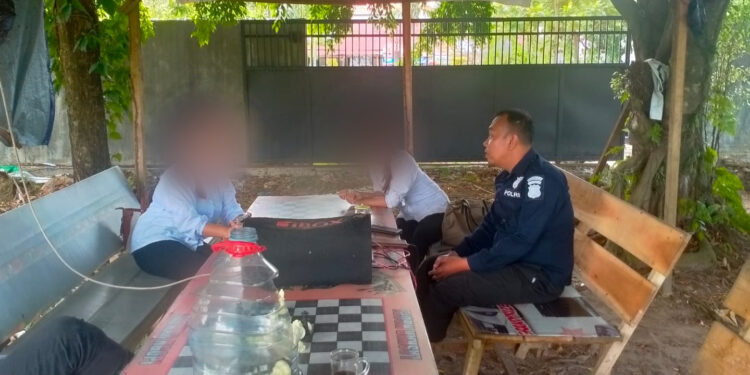 FOTO: MATAKALTENG - Korban saat curhat kepada Ketua Tim Virtual Police Bidhumas Polda Kalteng, Ipda H Shamsudin.