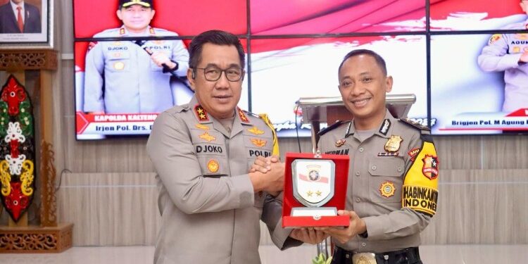 FOTO: MATAKALTENG - Kapolda Kalteng Irjen Pol Djoko Poerwanto saat menyerahkan cinderamata kepada Bhabinkamtibmas Indonesia Ipda Herman.