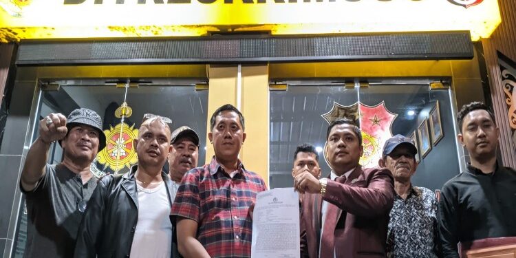 FOTO: IST/MATAKALTENG - Jajaran manajemen Kalteng Putra, pada saat melaporkan 23 pemainnya ke Ditreskrimsus Polda Kalteng, beberapa waktu lalu.