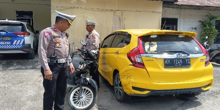 FOTO: RZL/MATAKALTENG - Kasat Lantas Polresta Palangka Raya, Kompol Salahiddin, saat menunjukkan barang bukti sepeda motor dan mobil.