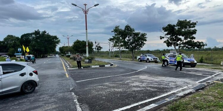 FOTO: RZL/MATAKALTENG - Anggota Ditlantas Polda Kalteng saat melakukan patroli di Jalan Adonis Samad sekitar Bandara Tjilik Riwut.