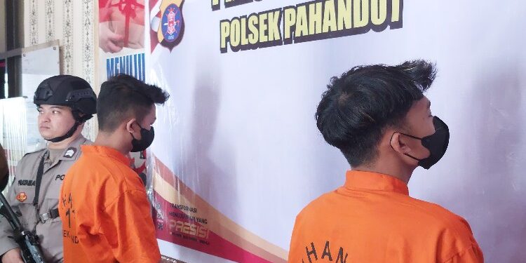 FOTO: RZL/MATAKALTENG - Kedua pelaku pada saat dihadirkan pada press release Polsek Pahandut.