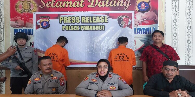 FOTO: RZL/MATAKALTENG - Kedua terduga pelaku, pada saat dihadirkan pada press release.