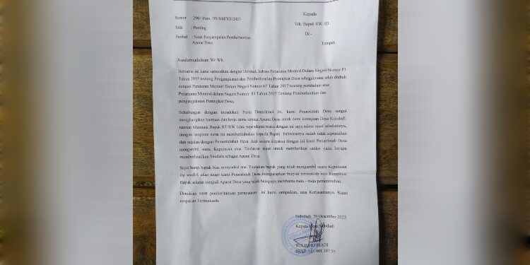 FOTO: IST/MATAKALTENG - Surat penyampaian pemberhentian aparat desa yang di tanda tangai langsung oleh Kepala Desa Sidodadi, Sulistio Riadi.