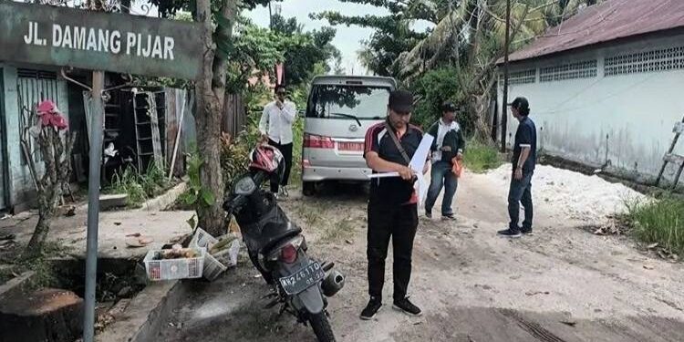 FOTO: MATAKALTENG - Tim Disperkimtan Kota Palangka Raya, pada saat melakukan survei jalan di Jalan Damang Pijar.