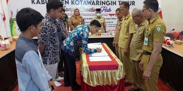 FOTO: DOK DEVIANA/MATAKALTENG - Penandatangan kick-off oleh Pemkab Kotim, belum lama ini.
