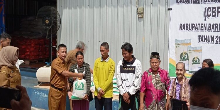 FOTO: IST/MATAKALTENG - Pemkab Barsel melalui Bulog menyalurkan bantuan pangan CBP Tahap pertama.