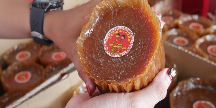 FOTO: MATAKALTENG - Kue keranjang yang di produksi Ling Ling jelang Imlek.