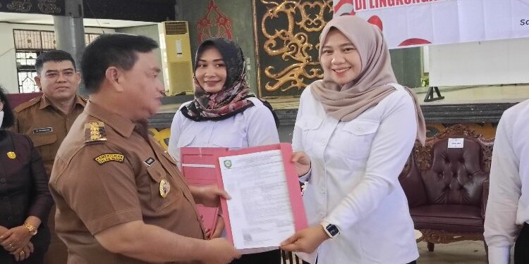 FOTO: DOK DEVIANA/MATAKALTENG - Bupati Kotim Halikinnor saat menyerahkan SK perpanjangan kontrak tahun 2024, belum lama ini.