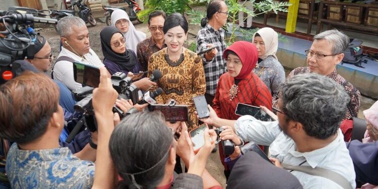 FOTO: MATAKALTENG - Eksekutif Pengawas Perilaku Pelaku Usaha Jasa Keuangan, Edukasi, dan Pelindungan Konsumen OJK, Friderica Widyasari Dewi.