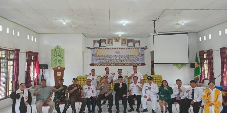 FOTO : DISKOMINFO SANTIK/MATA KALTENG - Bupati Gumas Jaya S Monong, Kapolres AKBP Theodorus Priyo Santosa, dan Kepala DPMD Yulius, ketika berfoto bersama dengan Pj kades dan anggota BPD PAW yang baru dilantik, di aula Kantor Kecamatan Kurun, Kamis, 31 Januari 2024.