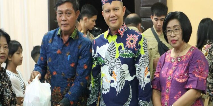 FOTO : DISKOMINFO SANTIK/MATA KALTENG - Bupati Gumas Jaya S Monong didampingi Wakil Bupati Efrensia LP Umbing dan Kepala Dinas Sosial Jhonson Ahmad, membagikan paket makanan bergizi ke ibu hamil, ibu menyusui dan balita di Desa Rangan Tate, Kecamatan Mihing Raya, belum lama ini.