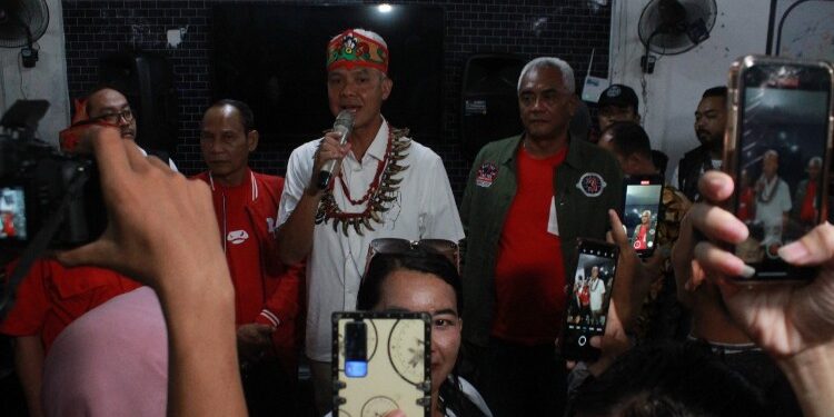 FOTO: MATAKALTENG - Ganjar Pranowo bersama Ketua TPD Ganjar-Mahfud Kalteng, Sigit Karyawan Yunianto dan dan Bendahara PDI-P Kalteng Wiyatno saat memberikan motivasi ke relawan GBK di sekretariat relawan GBK.