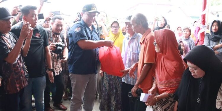 FOTO: MATAKALTENG - Wagub Kalteng H. Edy Pratowo menyerahkan paket sembako secara simbolis.