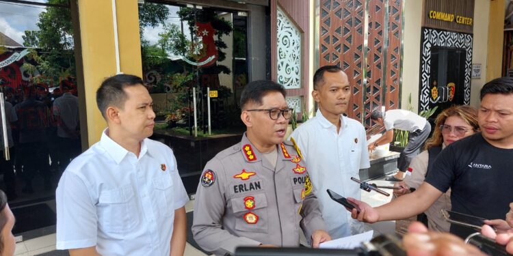 FOTO: RZL/MATAKALTENG - Kabid Humas Polda Kalteng, Kombes Pol Erlan Munaji (tengah).