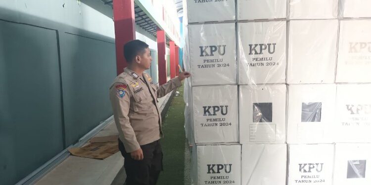 FOTO: MATAKALTENG - Anggota Polresta Palangka Raya saat mengecek gudang logistik KPU Palangka Raya.