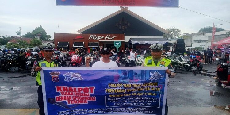 FOTO: MATAKALTENG - Foto bersama jajaran Satlantas Polresta Palangka Raya, usai mengedukasi larangan knalpot brong kepada komunitas motor.