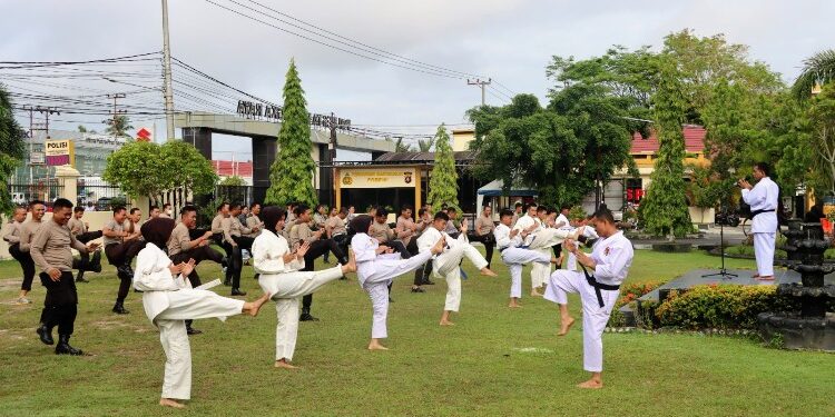 FOTO: MATAKALTENG - Personel Polresta Palangka Raya, pada saat melakukan latihan bela diri.