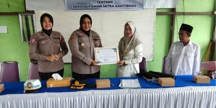 FOTO: RZL/MATAKALTENG - Kapolsek Pahandut Kompol Volvy Apriana menunjukkan MOU bersama Kepala MA Hidayatul Insan Salahsiah.