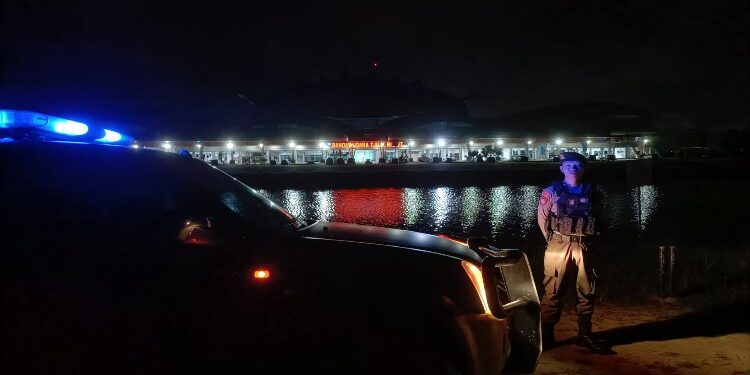 FOTO: MATAKALTENG - Personel Satsamapta Polresta Palangka Raya, pada saat melakukan patroli di seputaran Bandara Tjilik Riwut Palangka Raya.