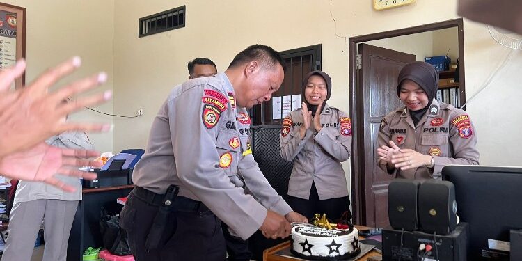 FOTO: MATAKALTENG - Kasat Samapta Polresta Palangka Raya, pada saat memotong kue ulang tahun.