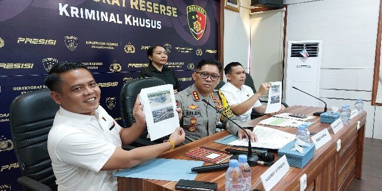 FOTO: RZL/MATAKALTENG - Jajaran Ditreskrimsus Polda Kalteng, pada saat menunjukkan barang bukti.