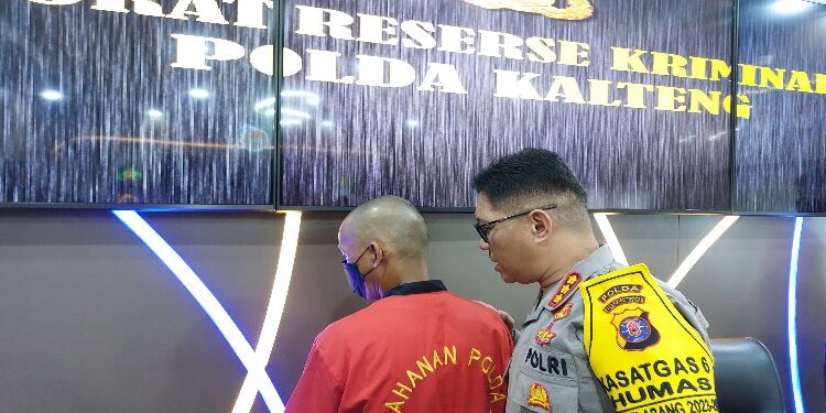 FOTO: RZL/MATAKALTENG - Kabid Humas Polda Kalteng, Kombes Pol Erlan Munaji, pada saat menginterogasi pelaku berinisial E.