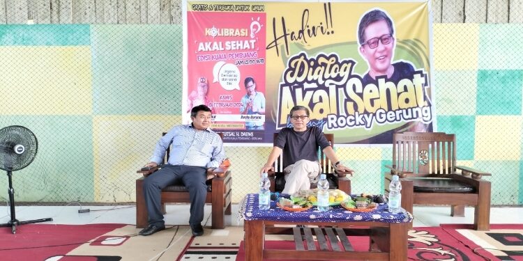 FOTO: ALDI/MATA KALTENG - Rocky Gerung (kanan) dan Dikki Akhdmar (kiri) saat menjadi narasumber dalam agenda bertajuk Dialog Akal Sehat di Kuala Pembuang, Kamis 1 Februari 2023.