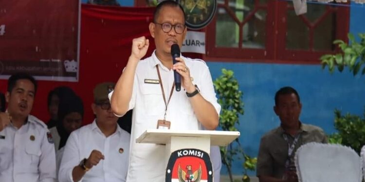FOTO: PROKOM SERUYAN/MATA KALTENG - Pj Sekda Seruyan, Bahrun Abbas saat menyampaikan sambutan dalam simulasi pemungutan dan penghitungan suara di Desa Persil Raya, Kecamatan Seruyan Hilir kemarin.