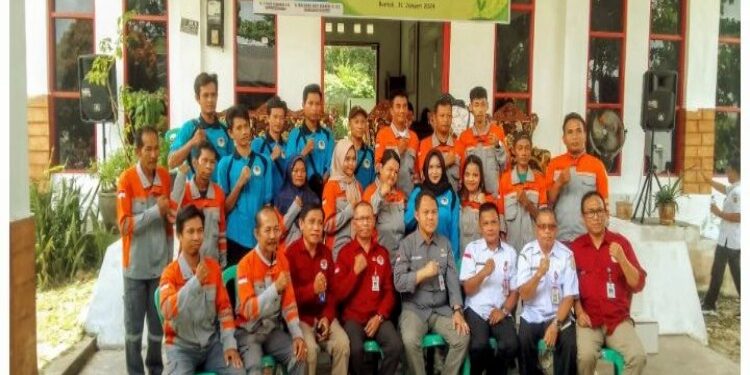 FOTO: IST/MATAKALTENG - Usai ramah tamah, Pj. Bupati Barsel Deddy Winarwan berfoto bersama dengan petugas kebersihan DLH Barsel.