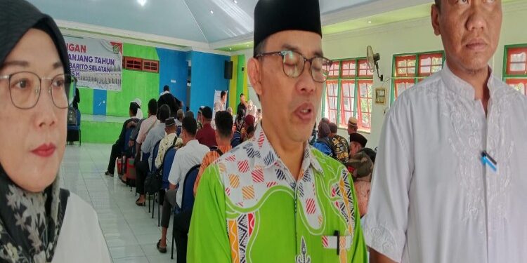FOTO: IST/MATAKALTENG - Kepala Kemenag Barsel, H Arbaja (tengah) saat berada di aula masjid agung buntok.