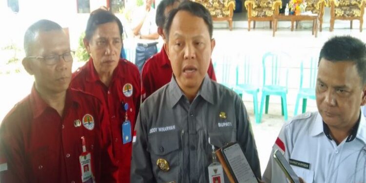 FOTO: IST/ MATAKALTENG - Pj Bupati Barsel Deddy Winarwan saat memberikan keterangan pers,terkait mewabahnya penyakit DBD di Barsel.