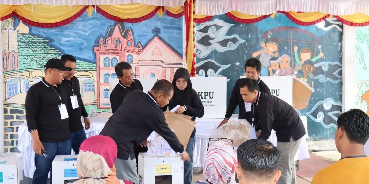 FOTO: IST/ MATAKALTENG- KPU Barsel saat menggelar simulasi Pemungutan dan Perhitungan Surat Suara Pemilu Tahun 2024.