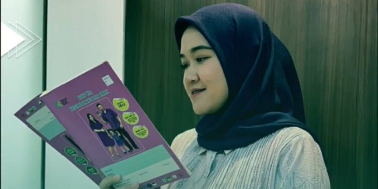 FOTO: IST/MATA KALTENG - Ibu hamil saat membaca buku KIA/pink.