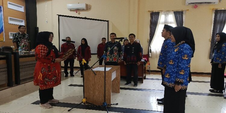 FOTO: MATAKALTENG - Wakil Bupati Kotim saat melantik tujuh orang menjadi PNS di lingkungan Pemkab Kotim, Kamis 1 Februari 2024.