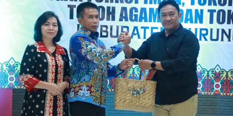 FOTO: MATAKALTENG - Wagub Kalteng H Edy Pratowo bersama Pj Bupati Murung Raya Hermon.