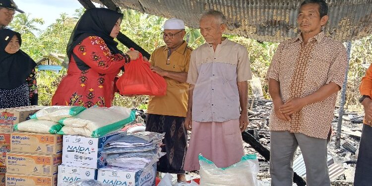 FOTO: DEVIANA/MATAKALTENG - Wakil Bupati Kotim Irawati saat menyerahkan bantuan sembako kepada korban kebakaran, Kamis 1 Februari 2024.
