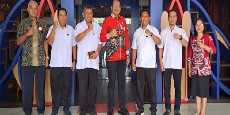 FOTO: MATAKALTENG - Kepala Dislutkan Prov. Kalteng H. Darliansjah menerima kunjungan Kepala BPBAT Mandiangin Kalsel beserta rombongan.