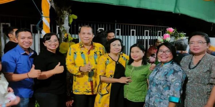 FOTO : PUNDING S MERANG/MATA KALTENG - Anggota DPRD Kabupaten Gumas Punding S Merang (batik kuning) saat menghadiri suatu kegiatan, belum lama ini.