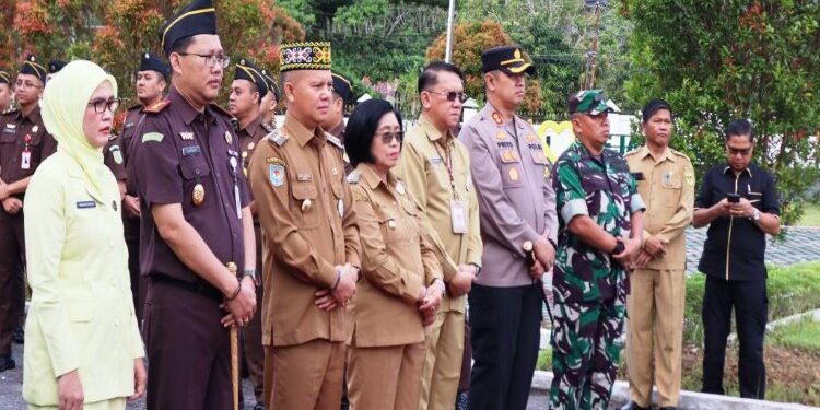 FOTO : DISKOMINFO SANTIK/MATA KALTENG - Bupati Gumas Jaya S Monong bersama Wakil Bupati Efrensia LP Umbing, Kapolres AKBP Thedorus Priyo Santosa, Kajari Sahroni, dan Sekda Richard, ketika menghadiri suatu kegiatan, pekan lalu.