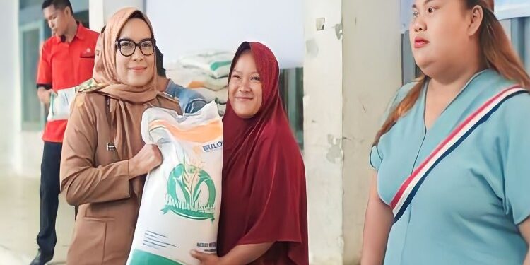 FOOT: MATAKALTENG - Wali Kota Palangka Raya, Hera Nugrahayu, usai menyerahkan secara simbolis bahan pangan berupa beras.