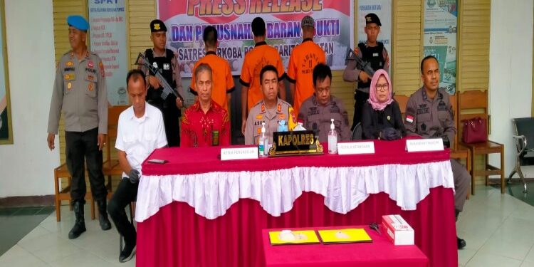 FOTO: IST/MATAKALTENG - Kapolres Barsel AKBP Asep Bangbang Saputra saat memimpin pemusnahan barang bukti narkotika jenis sabu.