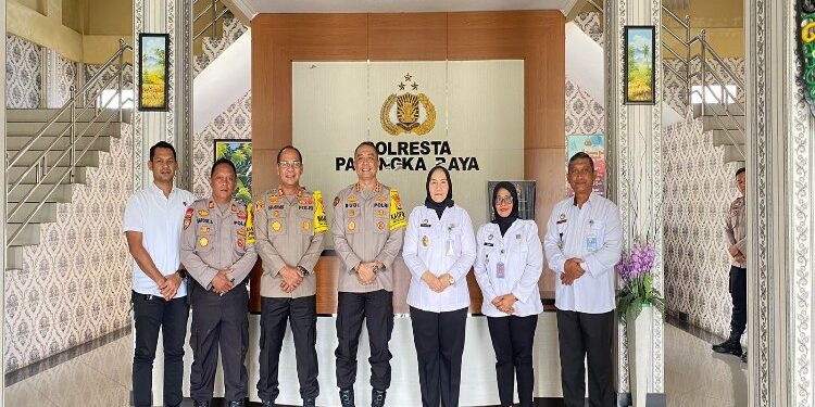 FOTO: RZL/MATAKALTENG - Kalapas Perempuan Kelas IIA Palangka Raya Sri Astiana berfoto bersama Kapolresta Palangka Raya Kombes Pol Budi Santosa.