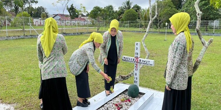 FOTO: RZL/MATAKALTENG - Ketua Dharma Wanita Persatuan (DWP) Lapas Palangka Raya, Harnani Sulardi saat melakukan tabur bunga di Makam Pahlawan.