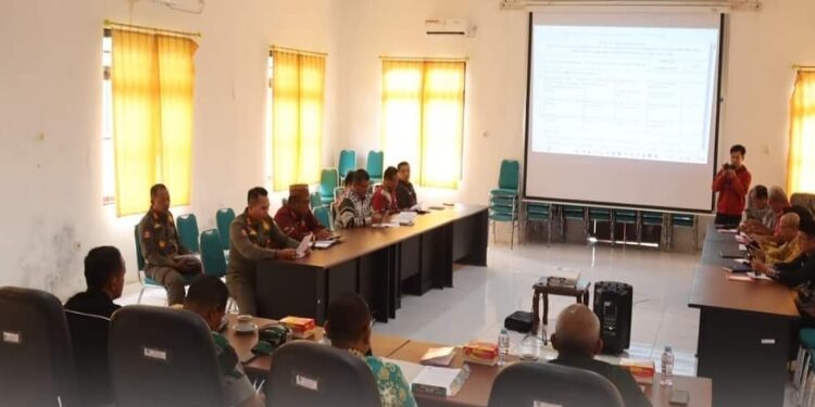 FOTO: PROKOM SERUYAN/MATA KALTENG - Suasana saat pembahasan rapat pembahasan Perbub tentang Rencana Aksi Daerah Pencegahan dan Pemberantasan Penyalahgunaan dan Peredaran Gelap Narkotika dan Prekusor Narkotika tahun 2024-2029 di Aula Kesbangpol setempat.