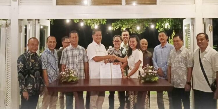 FOTO: PROKOM SERUYAN/MATA KALTENG - Pj Bupati Seruyan, Djainuddin Noor (empat dari kiri) saat selesai proses penandatangan MoU antara Pemkab Seruyan dengan Kaleka terkait percepatan sertifikasi yurisdiksi dan inisiatif Gawi Bapakat.
