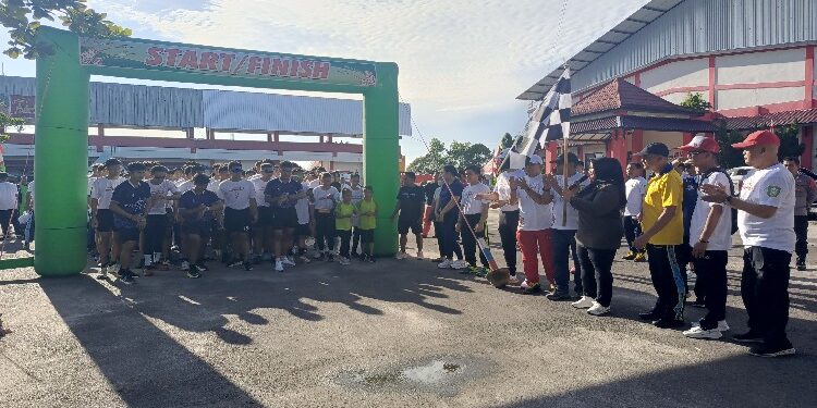 FOTO: DEVIANA/MATAKALTENG - Wakil Bupati Kotim Irawati saat melepas peserta fun run, Jumat 2 Februari 2024.
