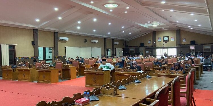 FOTO: DIAN/MATA KALTENG - Penyampaian hasil reses perorangan Anggota DPRD Kotim kepada pemerintah daerah setempat.